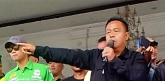 Aksi unjuk rasa ratusan pengemudi Angkot di Balaikota Bogor kisruh blokade jalan