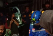 Seorang pegawai komplek di Bogor terperangkap dalam Got 12 meter saat hujan deras