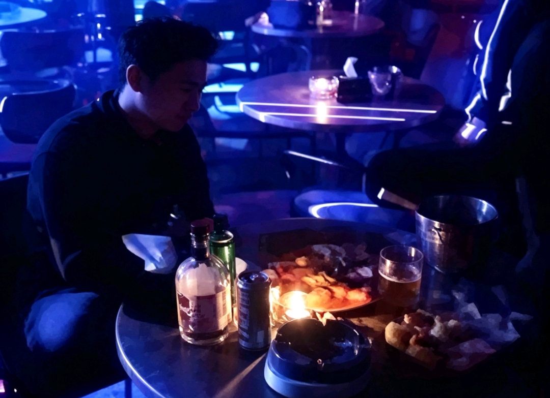 Nampak tersaji dugaan minuman beralkohol golongan B dan C di meja V BAR Cafe. (Dok.istimewa).