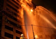 Si jago merah lahap Gedung Bapenda DKI Jakarta, 20 unit Damkar dan 100 personil dikerahkan